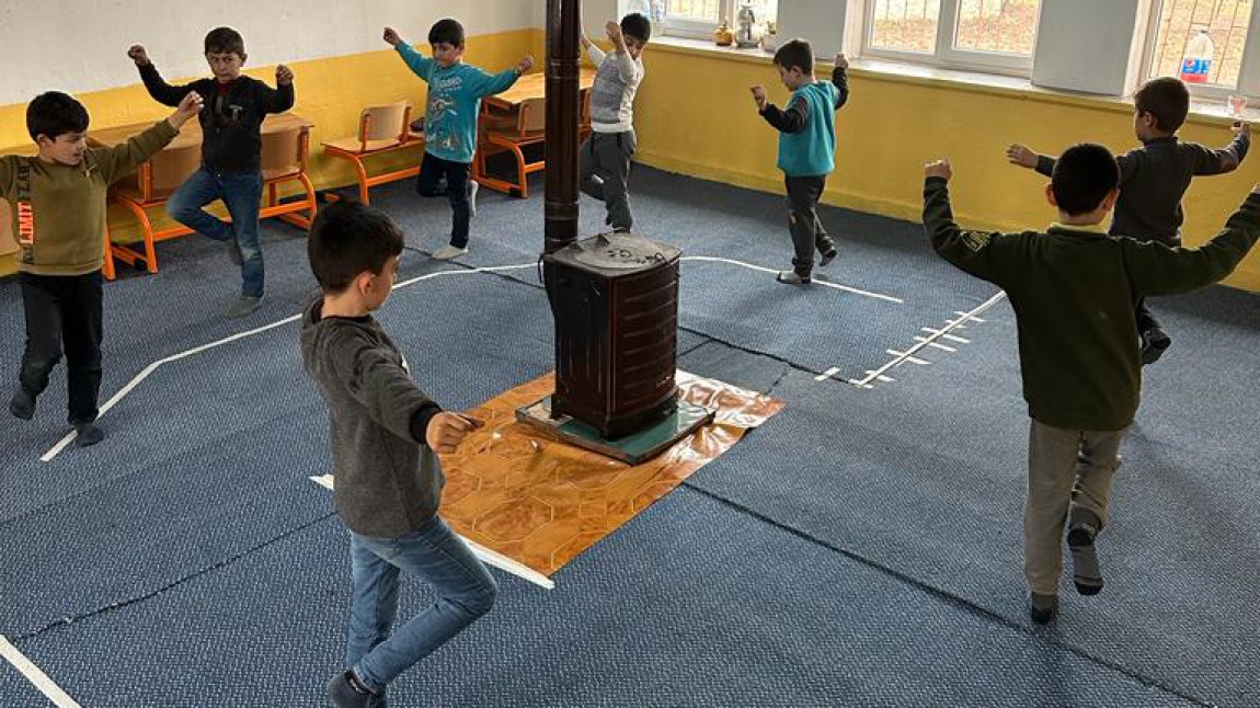 Çalköy Köy Yaşam Merkezinde Minikler Yöresel Oyunlar Öğreniyor